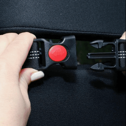 Ceinture-de-sécurite-pour-chien-2-en-1-laisse-voiture extensible, sangle robuste en nylon et clips  facile pour l'accrocher au appuie-tête des sièges, réglable et adaptable à tous véhicule-gros plan sur la sangle avec clip robuste et rapide placer autour de l'appuie tête du siège de la voiture pour une utilisation universelle et simple pour toutes race de chiens