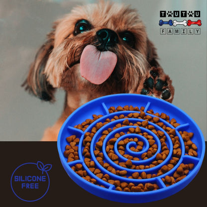 Gamelle-chien-anti-glouton-spirale-bleu-un-chiot-york-qui-lèche-avec-sa-gamelle-anti-glouton-en-silicone-avec-ventouse-pour-aliment-sec-et-humide