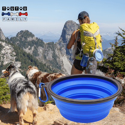 Gamelle-pliable-chien-compacte avec mousqueton, vendues par lot de deux, robuste et solide et lavable en lave-vaisselle, disponible en 3 modèles : 350ml, 1L, 1,5L pour chien de toutes tailles, pour utilisation en voyage, à l'extérieur, en sortie, en promenade pour croquette, nourriture ou eau-une maitresse et ses deux chiens border collie en randonnée dans la montagne avec les gamelles pliables bleues accrochées par le mousqueton sur son sac à dos