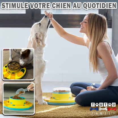 jouet-distributeur-de-croquette-chien-puzzle-une-prpriétaire-de-golden-sable-qui-donne-une-croquette-en-souriant-à-son-chien-au-dessus-du-jouet-pour-lui-apprendre-à-l-utilliser