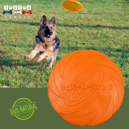 Jouet-interactif-pour-chien-frisbee-caoutchouc-orange-un-berger-allemand-qui-joue-et-court-dans-un-parc-derrière-le-frisbee-orange-dans-les-airs