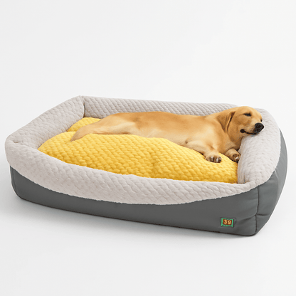 lit-pour-chien-xxl-panier-bleu-un golden retriever qui dort paisiblement et confortablement allongé sur le flanc dans son lit rectangulaire avec rebord en coton haute densité pour un panier solide et résistant, déhoussable et lavable en machine de couleur jaune et bleu
