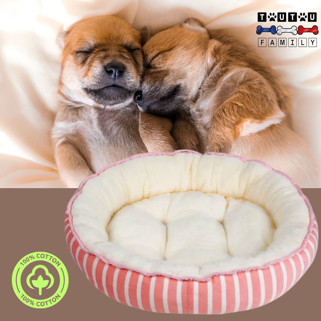Panier-anti-stress-chien-rose-à-rayure-entièrement-en-coton-rembourré-et-ergonomique-deux-chiots-qui-dorment-l-un-contre-l-autre-dans-leur-id-douillet