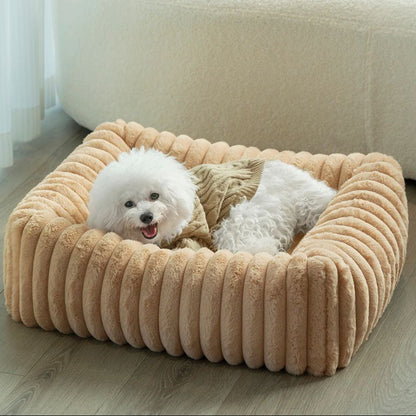 panier-petit-chien-marron-glace-un-caniche-nain-couché-en-boule-dans-son-panier-de-couleur-marron-beige-au-chaud-à-l-abri-des-courants-d-air-avec-ses-rebords-suréleves