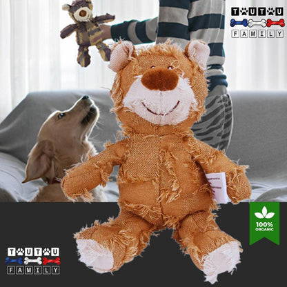 Peluches-pour-chien-ocre-un-enfant-qui-joue-avec-la-peluche-et-son-chien-dans-un-jeu-interactif