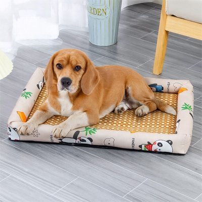Tapis-Chien-rafraichissant-bambou naturel-rembourrage 100% coton-antidérapant-lavable-respirant-avec rebords surélevés-multiusage-polyvalent-imperméable-résistant-aux-griffes-un cocker confortablement couché au frais et à l'abri de la chaleur sur son tapis rafraîchissant sur le sol de la cuisine en plein été 