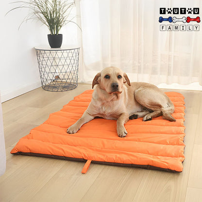 Tapis-pour-chien-xxl-avec-poignée-de-transport-pliable-léger-idéal-pour-les-vacances-en-voiture-sur-le-sol-canapé-lit-pour-chien-camping-et-extérieur-imperméable-et-rembourrage-en-coton-un-grand-chien-couché-sur-son-tapis-confortable-et-chaud-dans-son-salon