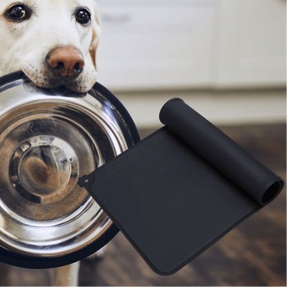 Tapis-pour-gamelle-chien-chiot en siliconne alimentaire sans BPA, résistant, 100% imperméable, résistant et durable, lavable en lave vaisselle-gros plan sur la tapis pour gamelle de couleur noir