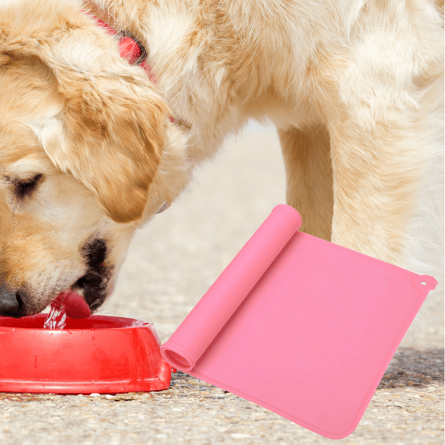 Tapis-pour-gamelle-chien-chiot en siliconne alimentaire sans BPA, résistant, 100% imperméable, résistant et durable, lavable en lave vaisselle-gros plan sur la tapis pour gamelle de couleur rose