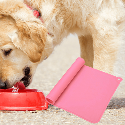 Tapis-pour-gamelle-chien-chiot en siliconne alimentaire sans BPA, résistant, 100% imperméable, résistant et durable, lavable en lave vaisselle-gros plan sur la tapis pour gamelle de couleur rose